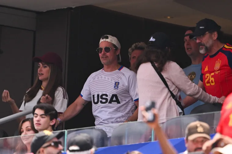 Brad Pitt pravi je kit: S predivnom je ženom gledao utakmicu, a jedan detalj na njemu zbunio je sve