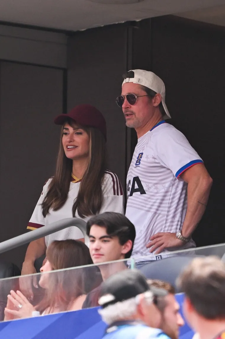 Brad Pitt pravi je kit: S predivnom je ženom gledao utakmicu, a jedan detalj na njemu zbunio je sve