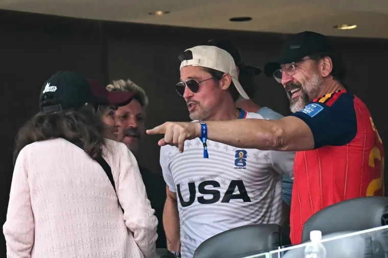 Brad Pitt pravi je kit: S predivnom je ženom gledao utakmicu, a jedan detalj na njemu zbunio je sve