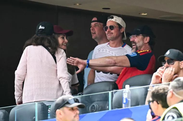 Brad Pitt pravi je kit: S predivnom je ženom gledao utakmicu, a jedan detalj na njemu zbunio je sve