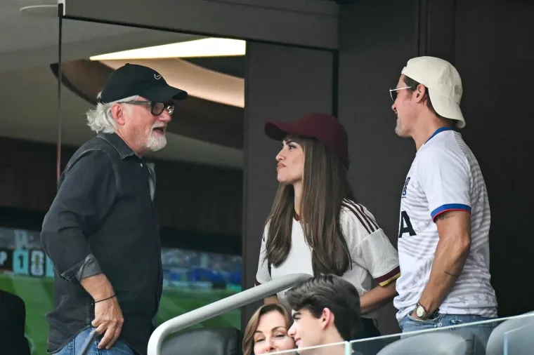 Brad Pitt pravi je kit: S predivnom je ženom gledao utakmicu, a jedan detalj na njemu zbunio je sve