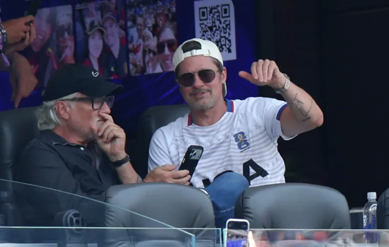 Brad Pitt pravi je kit: S predivnom je ženom gledao utakmicu, a jedan detalj na njemu zbunio je sve