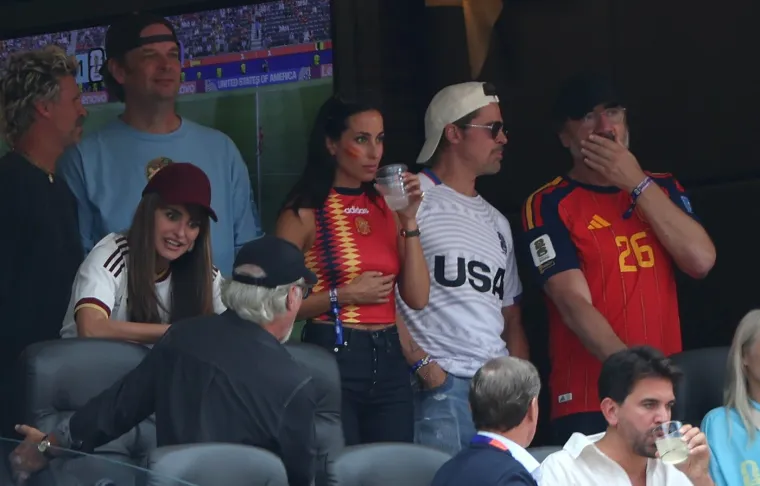 Brad Pitt pravi je kit: S predivnom je ženom gledao utakmicu, a jedan detalj na njemu zbunio je sve