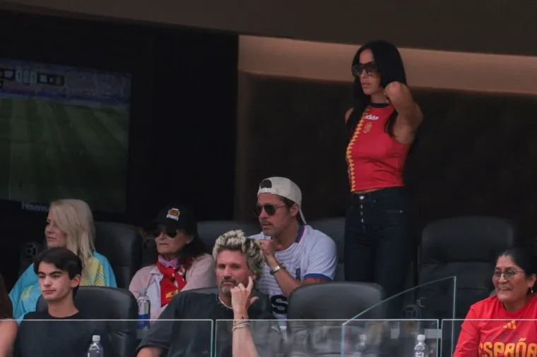 Brad Pitt pravi je kit: S predivnom je ženom gledao utakmicu, a jedan detalj na njemu zbunio je sve