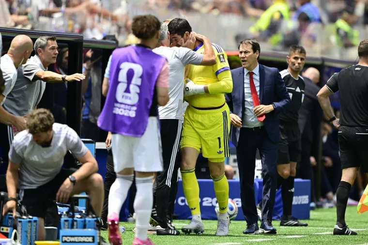 Courtois se ozlijedio i u suzama napustio teren: Emotivni opro&scaron;taj od Mundijala slomio Belgiju