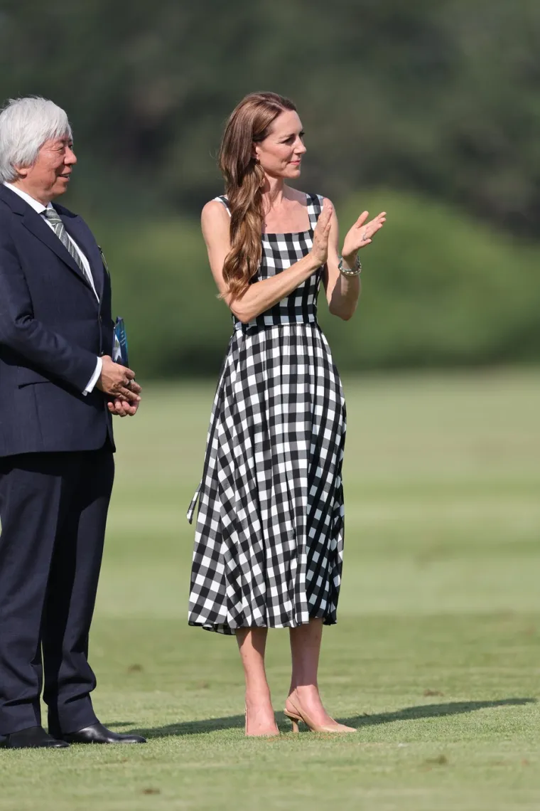 Princ William i Kate prekr&scaron;ili protokol: Nježno se poljubili pred svima i očarali svijet