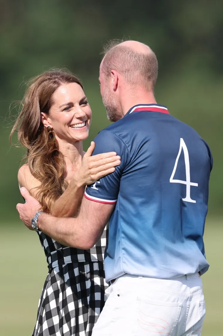 Princ William i Kate prekr&scaron;ili protokol: Nježno se poljubili pred svima i očarali svijet