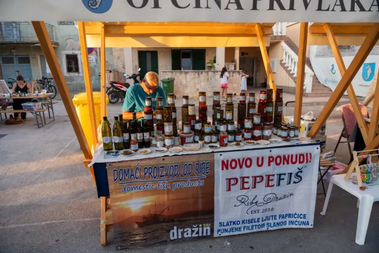 Klapa Intrade i vatromet odu&scaron;evili Privlaku: Ovako su odali počast sabunjarima i ribarima