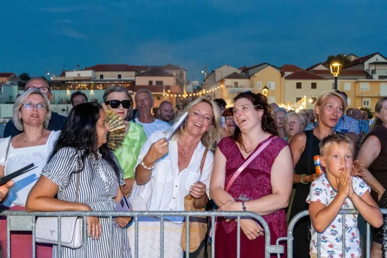Klapa Intrade i vatromet odu&scaron;evili Privlaku: Ovako su odali počast sabunjarima i ribarima