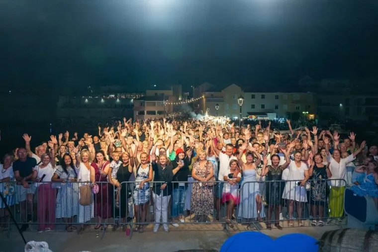 Klapa Intrade i vatromet odu&scaron;evili Privlaku: Ovako su odali počast sabunjarima i ribarima