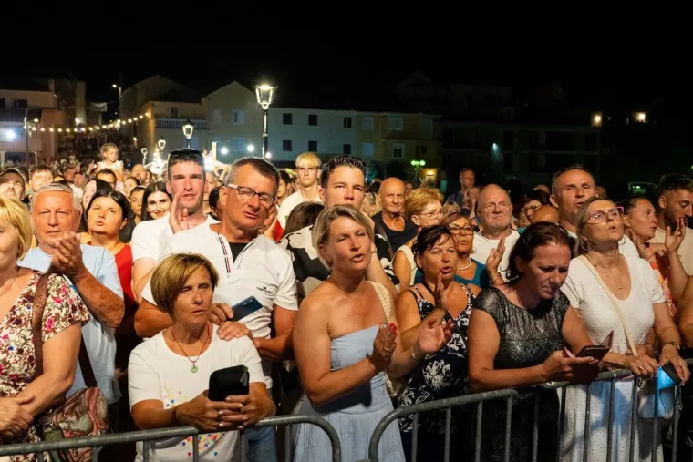 Klapa Intrade i vatromet odu&scaron;evili Privlaku: Ovako su odali počast sabunjarima i ribarima