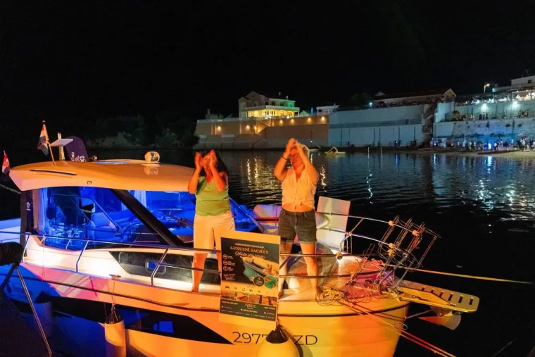 Klapa Intrade i vatromet odu&scaron;evili Privlaku: Ovako su odali počast sabunjarima i ribarima