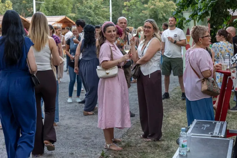 Vina i umjetnost privukli mnoge u Osijek: Pažnju su uzimale ljepotice!