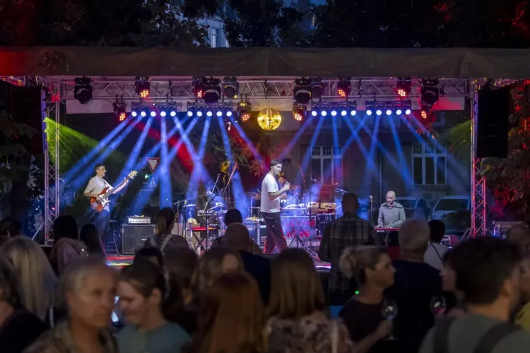 Vina i umjetnost privukli mnoge u Osijek: Pažnju su uzimale ljepotice!