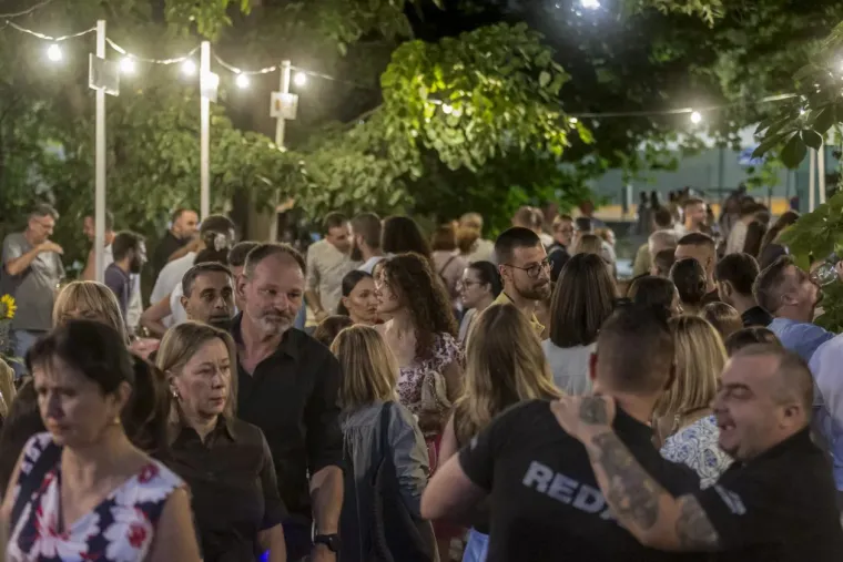 Vina i umjetnost privukli mnoge u Osijek: Pažnju su uzimale ljepotice!