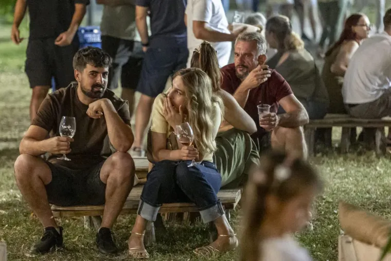 Vina i umjetnost privukli mnoge u Osijek: Pažnju su uzimale ljepotice!