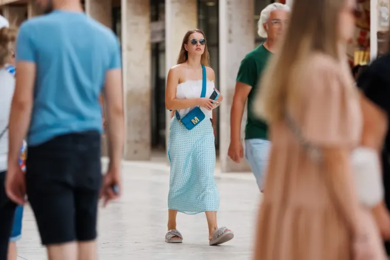 Tko je ova ljepotica? Misteriozna 'sirena' odu&scaron;evila prolaznike i ukrala sve poglede u Zadru