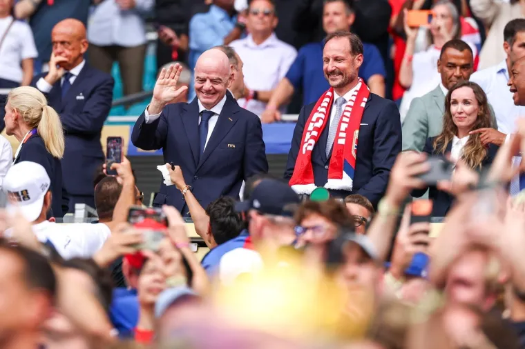 Na utakmici Beckham, pravi Ronaldo, a Ivana Knoll plijenila pažnju...: Evo &scaron;to je sve radila
