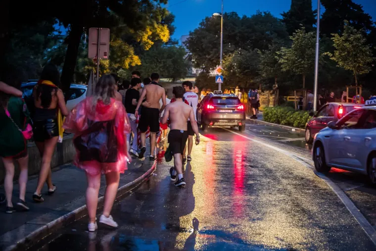 Druga večer Ultre rasplesala Split do zore, tisuće ljudi tulumarilo u najluđim modnim kombinacijama