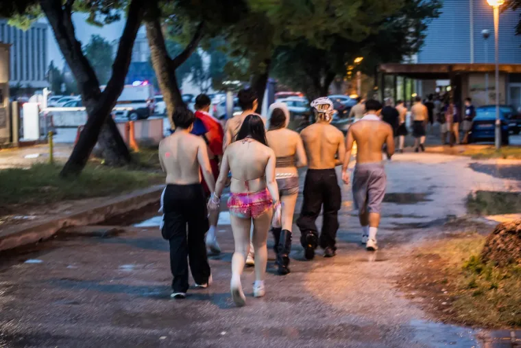 Druga večer Ultre rasplesala Split do zore, tisuće ljudi tulumarilo u najluđim modnim kombinacijama