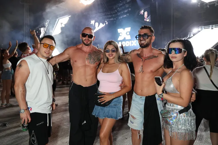 Ultra je opet pomaknula granice! Mrežice, &scaron;ljokice i goli&scaron;avi outfiti ukrali show u Splitu