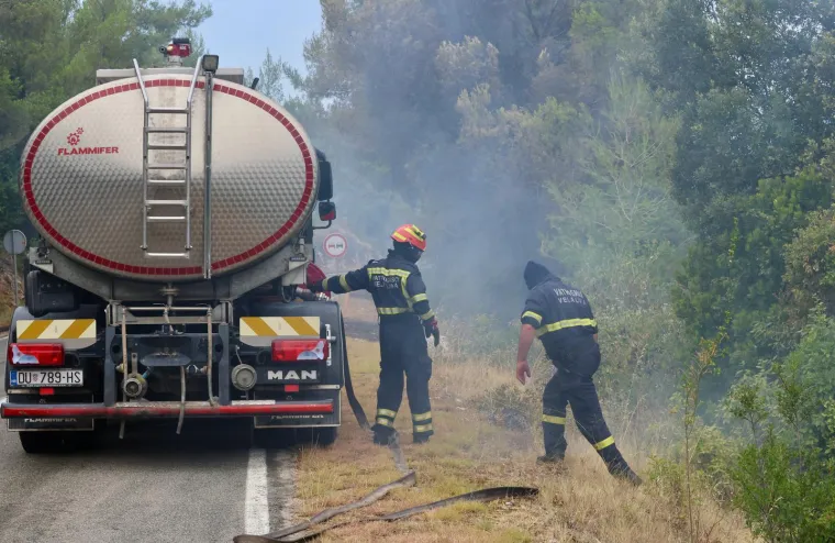 Fotografije otkrivaju razmjere katastrofe: Crnilo, pepeo i spaljena priroda dokle pogled seže
