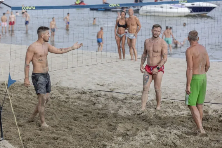Vrućina ih potjerala na Dravu: Zgodne legice ukrale pažnju na osječkoj Kopiki