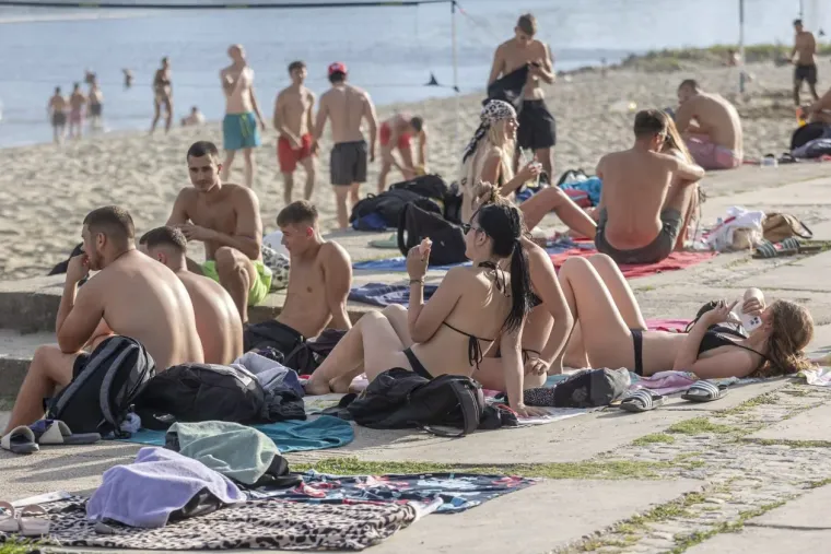 Vrućina ih potjerala na Dravu: Zgodne legice ukrale pažnju na osječkoj Kopiki