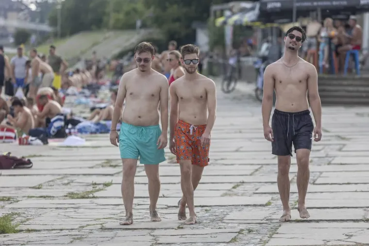 Vrućina ih potjerala na Dravu: Zgodne legice ukrale pažnju na osječkoj Kopiki