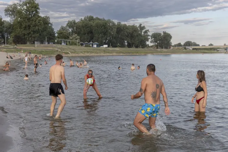 Vrućina ih potjerala na Dravu: Zgodne legice ukrale pažnju na osječkoj Kopiki