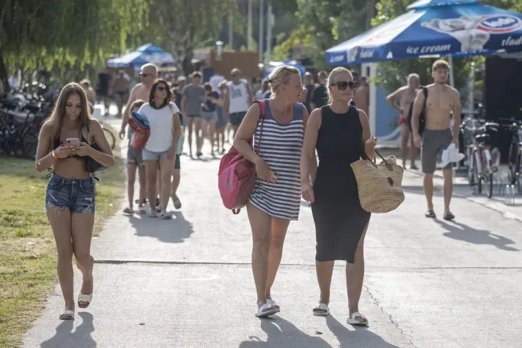 Vrućina ih potjerala na Dravu: Zgodne legice ukrale pažnju na osječkoj Kopiki