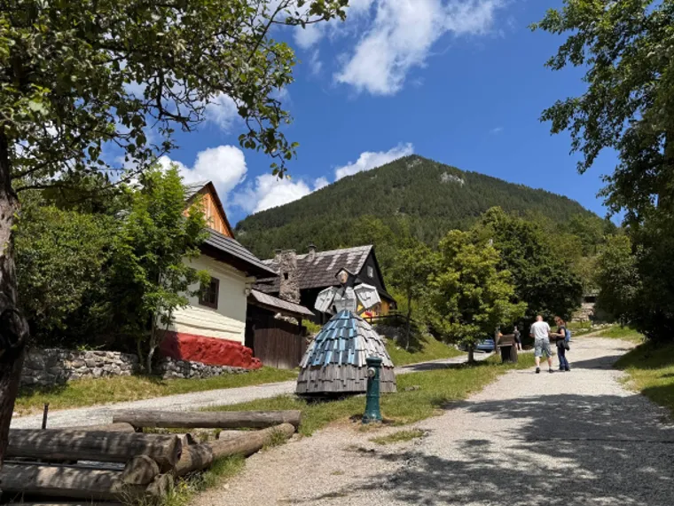 Selo sa 14 stanovnika izgleda kao iz bajke: Mje&scaron;tani ga uspoređuju sa životom u kanalizaciji