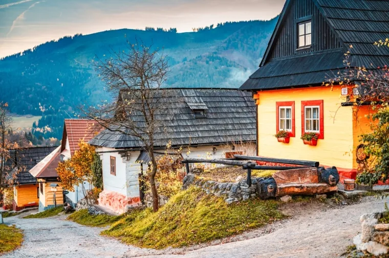 Selo sa 14 stanovnika izgleda kao iz bajke: Mje&scaron;tani ga uspoređuju sa životom u kanalizaciji