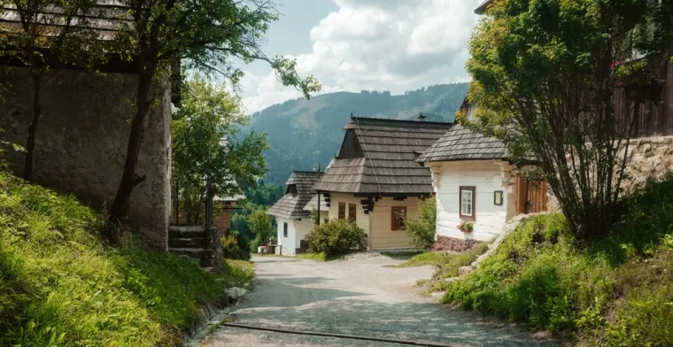 Selo sa 14 stanovnika izgleda kao iz bajke: Mje&scaron;tani ga uspoređuju sa životom u kanalizaciji