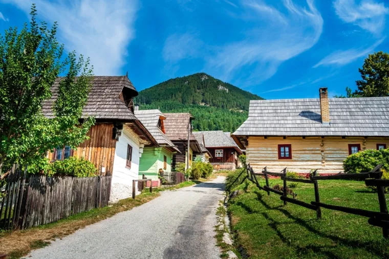 Selo sa 14 stanovnika izgleda kao iz bajke: Mje&scaron;tani ga uspoređuju sa životom u kanalizaciji