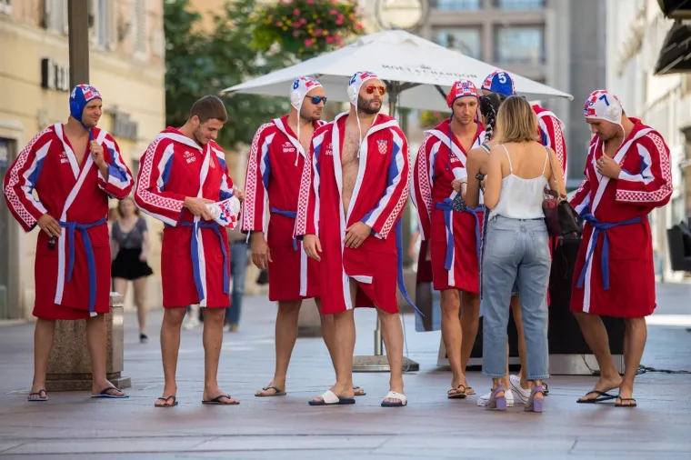Zgodni, preplanuli i goli do pasa: Hrvatski vaterpolisti u kupaćima odu&scaron;evili prolaznike