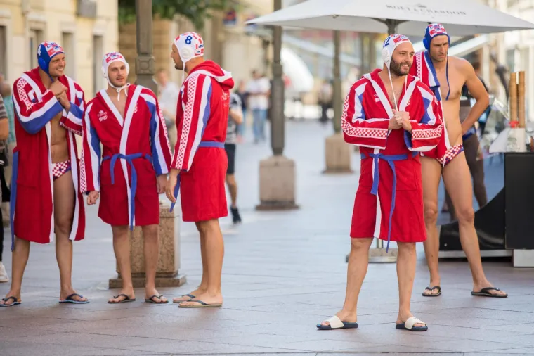 Zgodni, preplanuli i goli do pasa: Hrvatski vaterpolisti u kupaćima odu&scaron;evili prolaznike