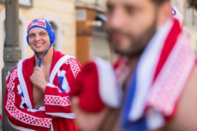Zgodni, preplanuli i goli do pasa: Hrvatski vaterpolisti u kupaćima odu&scaron;evili prolaznike