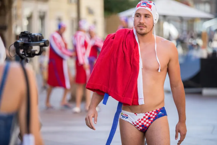 Zgodni, preplanuli i goli do pasa: Hrvatski vaterpolisti u kupaćima odu&scaron;evili prolaznike