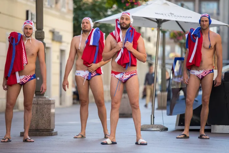 Zgodni, preplanuli i goli do pasa: Hrvatski vaterpolisti u kupaćima odu&scaron;evili prolaznike