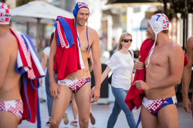 Zgodni, preplanuli i goli do pasa: Hrvatski vaterpolisti u kupaćima odu&scaron;evili prolaznike