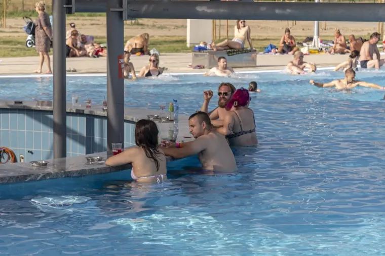Kad sunce prži, legice znaju kamo: One su se rashladile na omiljenoj Copacabani