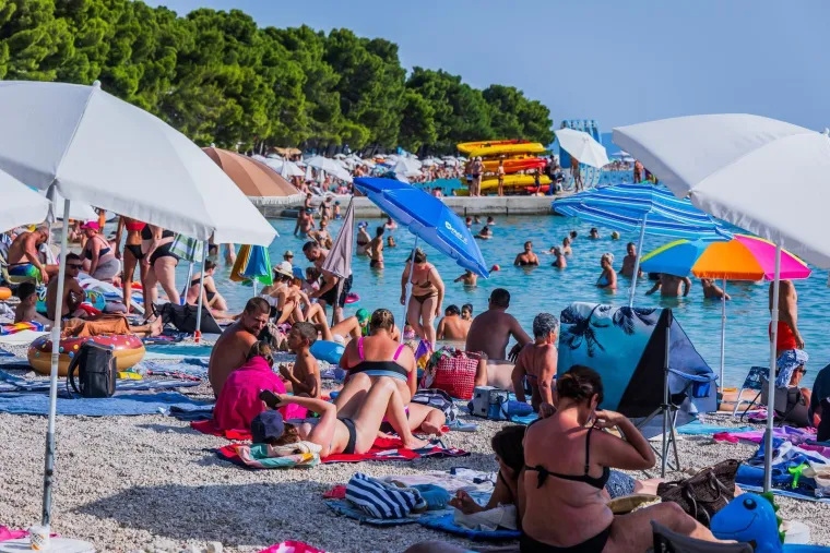 Sunce prži, a more je jedini spas: Kupači preplavili jedan od omiljenih bisera Jadrana