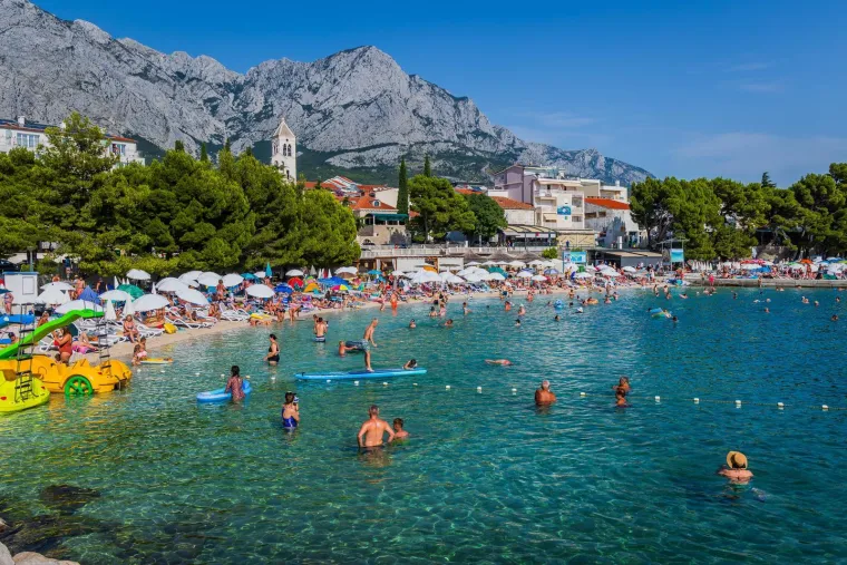 Sunce prži, a more je jedini spas: Kupači preplavili jedan od omiljenih bisera Jadrana