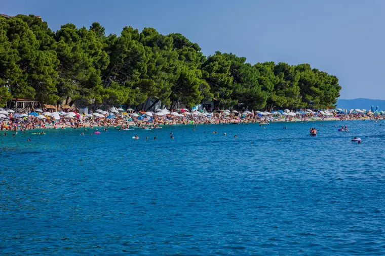 Sunce prži, a more je jedini spas: Kupači preplavili jedan od omiljenih bisera Jadrana
