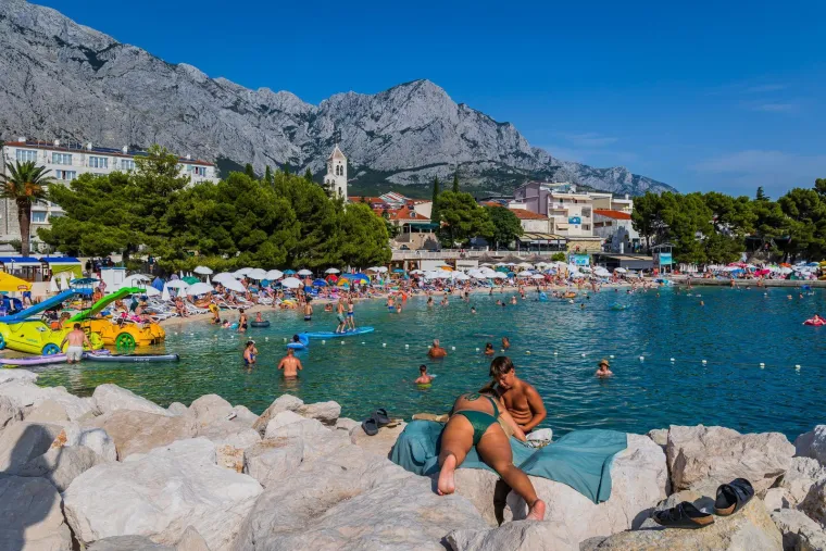 Sunce prži, a more je jedini spas: Kupači preplavili jedan od omiljenih bisera Jadrana