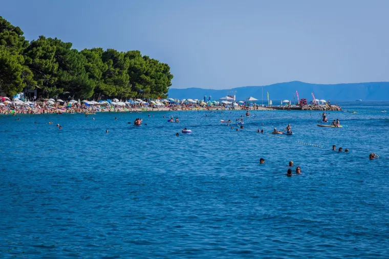 Sunce prži, a more je jedini spas: Kupači preplavili jedan od omiljenih bisera Jadrana