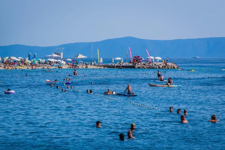 Sunce prži, a more je jedini spas: Kupači preplavili jedan od omiljenih bisera Jadrana