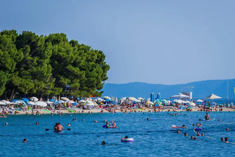 Sunce prži, a more je jedini spas: Kupači preplavili jedan od omiljenih bisera Jadrana