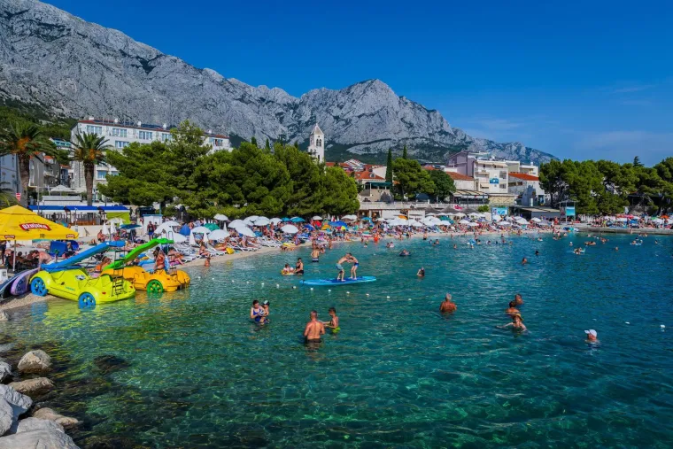 Sunce prži, a more je jedini spas: Kupači preplavili jedan od omiljenih bisera Jadrana